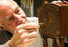 Udo Nehls hat einen besonderen Tick: Er steht auf alte Uhren. © Holger Bernert Udo Nehls hat einen besonderen Tick: Er steht auf alte Uhren. © Holger Bernert