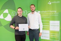 Daniel Heberlein und Tobias Hoch nahmen die Urkunde entgegen.