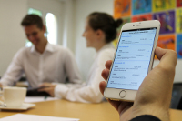 Ob im Meeting oder unterwegs – Deleco®-Nutzer haben dank der neuen CRM-App alle Aktivitäten mobil im Ob im Meeting oder unterwegs – Deleco®-Nutzer haben dank der neuen CRM-App alle Aktivitäten mobil im