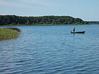Idyllische Landschaft am Tollensesee an der Mecklenburgischen Seenplatte Idyllische Landschaft am Tollensesee an der Mecklenburgischen Seenplatte