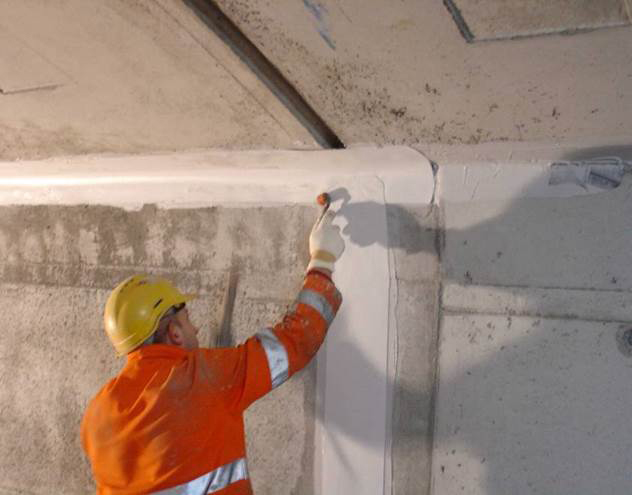 Applikation eines geklebten Dichtungsbandes in einem Lüftungskanal.  Foto: Sika Schweiz AG