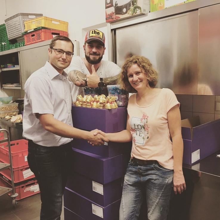 Ingokantorek und Sabine Hamann bei der Übergabe der Schokolade Ingokantorek und Sabine Hamann bei der Übergabe der Schokolade