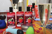 PepperParties_Wärmendes Massageöl hot moments von Jessy Summer sorgt für ein Prickeln auf der Haut