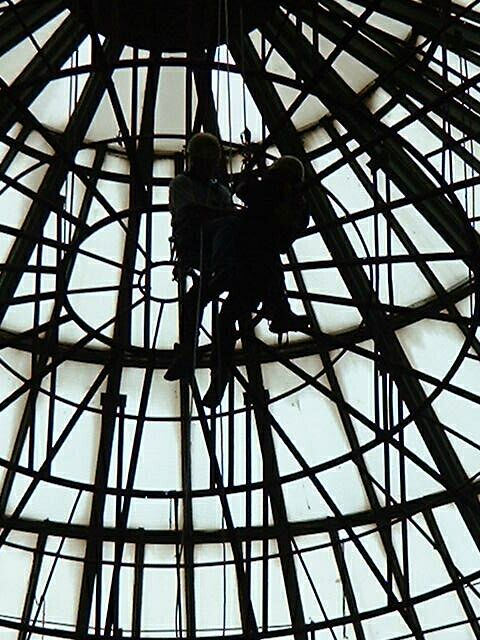 Höchste Qualität und Sicherheit in großen Höhen: Rigger an ihrem Arbeitsplatz