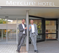 Henrik Waldfried (l.) übernimmt die Verantwortung für das Mercure Hotel Köln West von Bart Vaessen Henrik Waldfried (l.) übernimmt die Verantwortung für das Mercure Hotel Köln West von Bart Vaessen