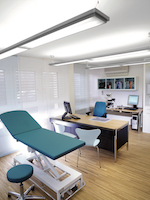 Im kombinierten Sprech- und Untersuchungszimmer sind 1.000 Lux gefordert. (Foto: licht.de) Im kombinierten Sprech- und Untersuchungszimmer sind 1.000 Lux gefordert. (Foto: licht.de)