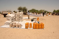 Aktion gegen den Hunger verteilt Öl und Getreide im Niger. © Gabriel Villarrubia Aktion gegen den Hunger verteilt Öl und Getreide im Niger. © Gabriel Villarrubia