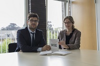 Prof. Dr. Julia Maintz und CBS-Absolvent Athanasios Andreou Prof. Dr. Julia Maintz und CBS-Absolvent Athanasios Andreou