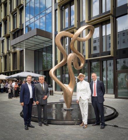 Enthüllung der Bronzegroßskulptur „Ballerina divina“ vor „NOVE by Citterio“ in München Enthüllung der Bronzegroßskulptur „Ballerina divina“ vor „NOVE by Citterio“ in München