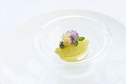 ALPIANA RESORT Löwenzahnsorbet mit Wiesenklee ALPIANA RESORT Löwenzahnsorbet mit Wiesenklee