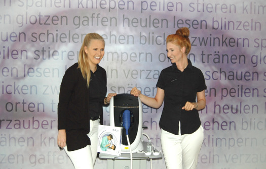 Optikerinnen von sehkraft mit dem neuen E-Eye Gerät 