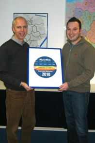 Geschäftsführer Hans-Josef Neunfinger (l.) ehrt den Gewinner des SpanSet-Jahresmotto 2010 Jörg Hoube Geschäftsführer Hans-Josef Neunfinger (l.) ehrt den Gewinner des SpanSet-Jahresmotto 2010 Jörg Hoube