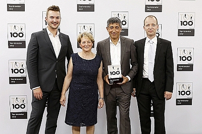 TV-Moderator Ranga Yogeshwar umrahmt von den Preisträgern der TimeLine Business Solutions Group TV-Moderator Ranga Yogeshwar umrahmt von den Preisträgern der TimeLine Business Solutions Group