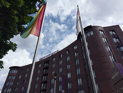 Regenbogenflagge vor dem Mercure Hotel Hamburg City Regenbogenflagge vor dem Mercure Hotel Hamburg City