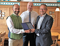 Thomas Rechl, Martin Kemmer und Uwe Völker (v.l.) nehmen den „Stern der Gastlichkeit“ entgegen. Thomas Rechl, Martin Kemmer und Uwe Völker (v.l.) nehmen den „Stern der Gastlichkeit“ entgegen.