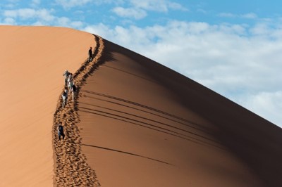 Wilderness Safaris Namibia - Dünenwanderung im Sossusvlei Wilderness Safaris Namibia - Dünenwanderung im Sossusvlei