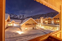 Hotelansicht mit Chaletdorf (Leading Family Hotel & Resort Dachsteinkönig) Hotelansicht mit Chaletdorf (Leading Family Hotel & Resort Dachsteinkönig)