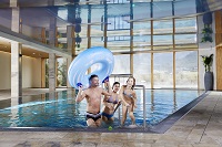 Badespaß im Hallenbad (Leading Family Hotel Dachsteinkönig)