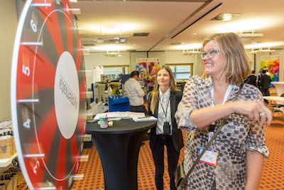Glücksfee Patricia von Systemata verhalf Besuchern zu goldenem iPad und Apple Watch. Glücksfee Patricia von Systemata verhalf Besuchern zu goldenem iPad und Apple Watch.