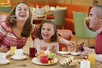 Familie beim Frühstücken (Leading Family Hotel Dachsteinkönig)