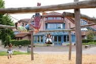 Waldorfschülerinnen vor einem Schulgebäude (Copyright: Bund der Freien Waldorfschulen) Waldorfschülerinnen vor einem Schulgebäude (Copyright: Bund der Freien Waldorfschulen)