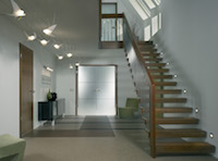Wandeinbauleuchten an Treppen weisen den Weg. (Foto: licht.de) Wandeinbauleuchten an Treppen weisen den Weg. (Foto: licht.de)