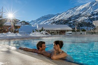 Pärchen genießt Outdoorpool im Winter (c) Alexander Maria Lohmann (Alpen-Wellness Resort Hochfirst)