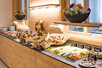 Gut gestärkt in den Tag mit einem leckeren Hotelfrühstück. (Foto: STYLES Hotel Piding)