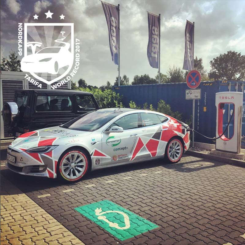 Teslas Model S 100D bringt das Weltrekord-Team zugstark an sein Ziel. Teslas Model S 100D bringt das Weltrekord-Team zugstark an sein Ziel.