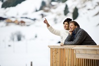 Pärchen auf Balkon im Winter (Naturhotel Tandler)