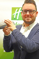 Er ist der neue Bar-Leader im Holiday Inn Düsseldorf – Hafen: Adolf Lindt. Bild: Christian Schmidt Er ist der neue Bar-Leader im Holiday Inn Düsseldorf – Hafen: Adolf Lindt. Bild: Christian Schmidt