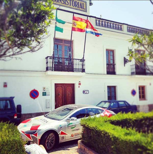 Der Weltrekord-Tesla vor dem Rathaus in Tarifa, Spanien. Der Weltrekord-Tesla vor dem Rathaus in Tarifa, Spanien.