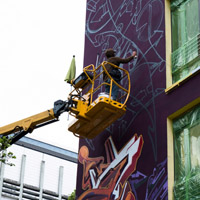Mithilfe von Teleskopbühnen von SYSTEM LIFT gestalteten Street-Art-Künstler Fassaden.