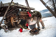 Kochen an der offenen Feuerstelle auf der Schwemmalm Ulten Kochen an der offenen Feuerstelle auf der Schwemmalm Ulten