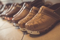 Handgefertigte Holzschuhe aus der Silberregion Karwendel