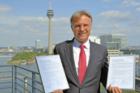 Managing Director Rolf D. Steinert mit den Bestätigungsurkunden zur Charta der Vielfalt Managing Director Rolf D. Steinert mit den Bestätigungsurkunden zur Charta der Vielfalt
