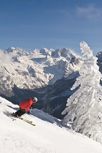Skifahren in der verschneiten Bergwelt (Bergbahnen Dachstein West)