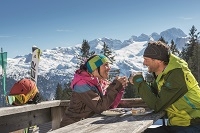 Paar genießt Skipause auf gemütlicher Hütte (Bergbahnen Dachstein West)