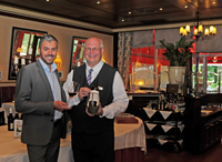 Bart Vaessen (l.) gratuliert Heinz Jansen (r.) zu 35 Jahren im Mercure Parkhotel Krefelder Hof Bart Vaessen (l.) gratuliert Heinz Jansen (r.) zu 35 Jahren im Mercure Parkhotel Krefelder Hof