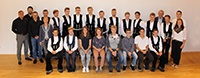 Das Bild zeigt die 18 neuen Auszubildenden vom Ökohaus-Pionier Baufritz und deren Ausbilder Das Bild zeigt die 18 neuen Auszubildenden vom Ökohaus-Pionier Baufritz und deren Ausbilder