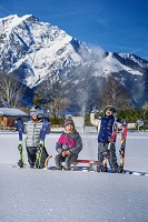 Kinder haben Spaß im Schnee