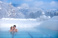 Pärchen beim Entspannen im Pool Pärchen beim Entspannen im Pool