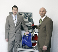 Dietmar Röhrmann (r.) und Dennis Kicinski bei ARI-Armaturen aus Schloß Holte-Stukenbrock Dietmar Röhrmann (r.) und Dennis Kicinski bei ARI-Armaturen aus Schloß Holte-Stukenbrock