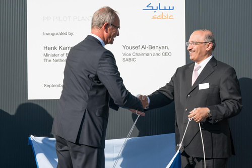 Yousef Al-Benyan, CEO von SABIC, und dem holländischen Wirtschaftsminister Henk Kamp