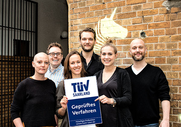 Das Team freut sich über das TÜV-Zertifikat Das Team freut sich über das TÜV-Zertifikat