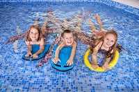 Kinder haben Spaß im Indoor Pool (Hotel Európa fit)