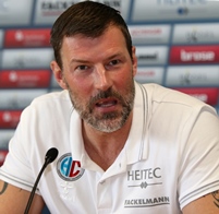 (Foto: HJKrieg, hl-studios, Erlangen): Trainer Robert Andersson warnt vor dem starken TV Hüttenberg