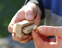 (c)Birchmeier: Düsen sollten mit einer Bürste gereinigt werden (c)Birchmeier: Düsen sollten mit einer Bürste gereinigt werden