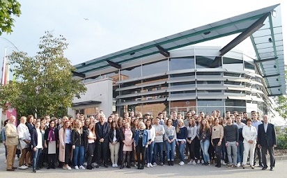 ProfessorInnen und Studienstarter Wintersemester 2017/18 vor der Hochschul-Aula. Foto: Franz Motzko ProfessorInnen und Studienstarter Wintersemester 2017/18 vor der Hochschul-Aula. Foto: Franz Motzko