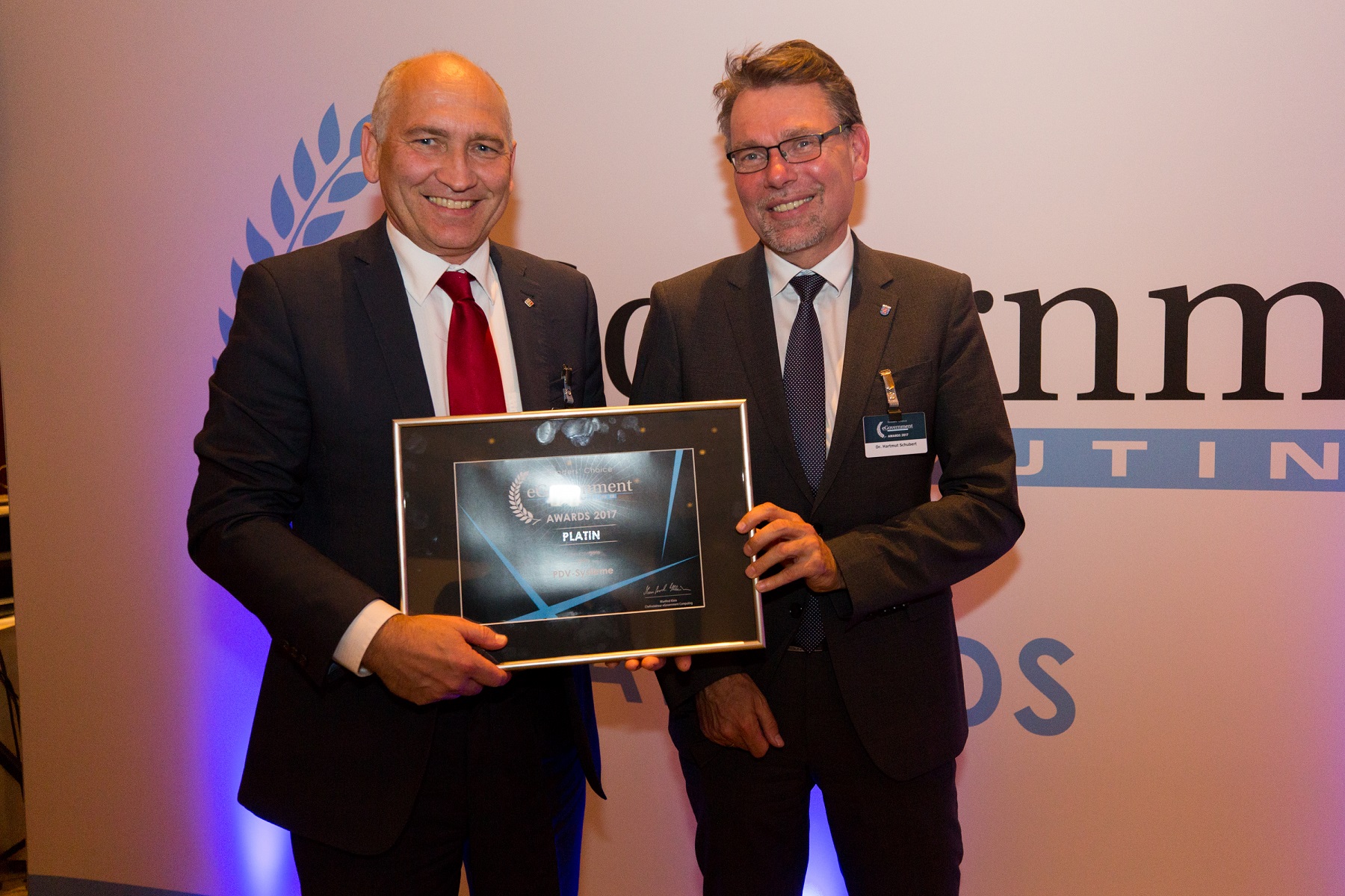 Thüringens CIO Dr. Schubert gratuliert PDV-Manager Kadow zum E-Akte-Award (v.r.n.l.) (Bildquelle: Vo